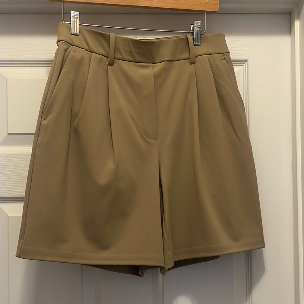 NWOT Lululemon day drift 7 inch inseam Tailored Women's Shorts in Tan size M